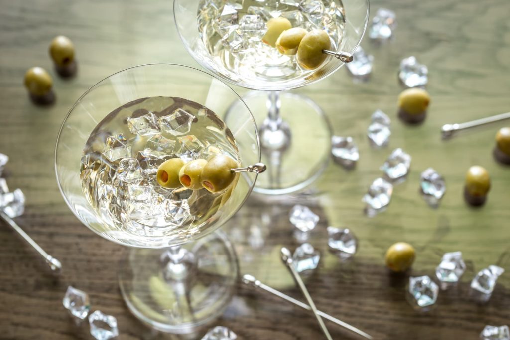Verre de vermouth blanc, Martini, avec glaçons et olives